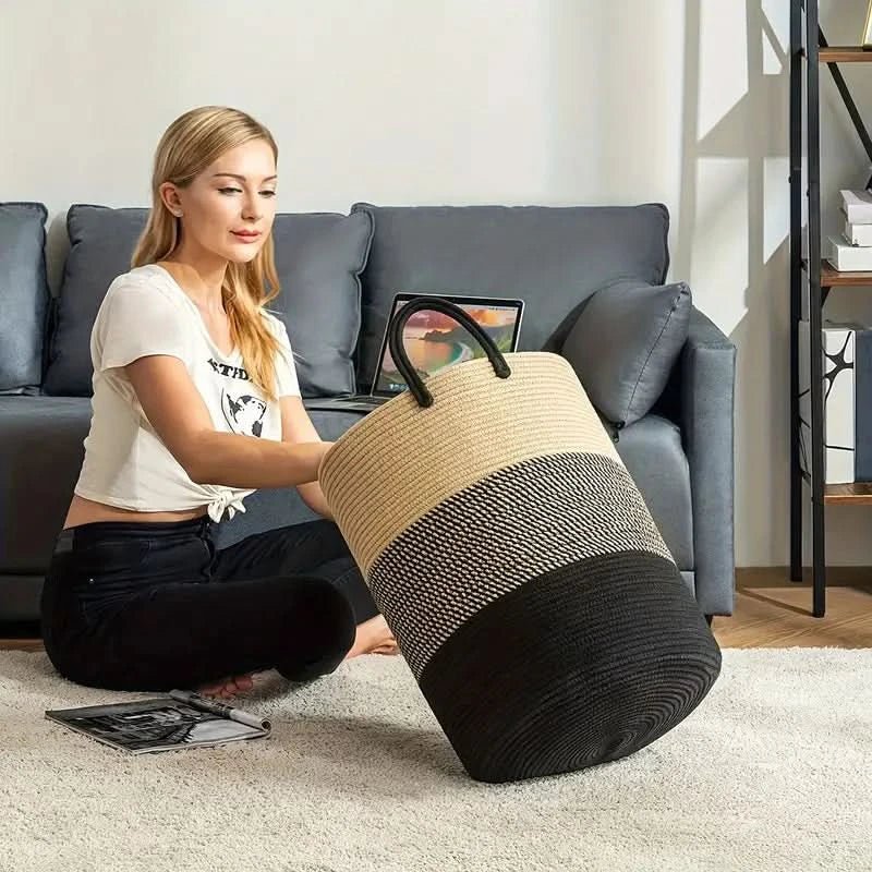 Ruime gevlochten touw wasmand met handvatten, een praktische en stijlvolle toevoeging aan elk interieur.