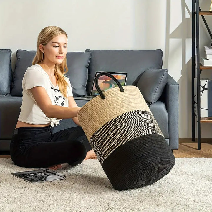 Stijlvolle, moderne geweven wasmand; perfect als decoratieve opbergmand voor een opgeruimd en sfeervol interieur.