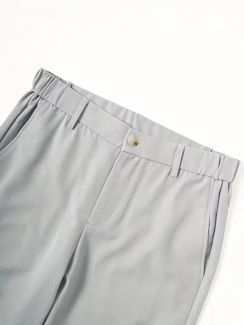 Achteraanzicht van heren chino shorts met paspelzakken en zijzakken, in een frisse zomerkleur.