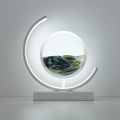 "3D zandschelp tafellamp met rustgevende zandpatronen, dynamische vormen en zachte LED-verlichting in modern acryl design."