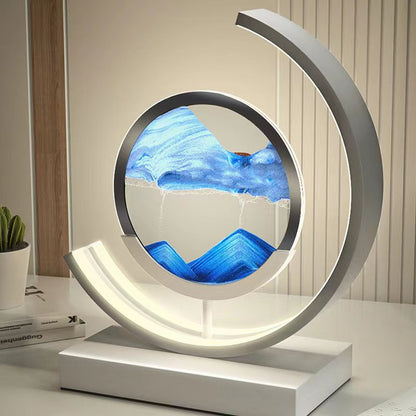 "3D zandschelp tafellamp met rustgevende zandpatronen, dynamische vormen en zachte LED-verlichting in modern acryl design."