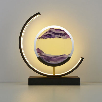 "3D zandschelp tafellamp met rustgevende zandpatronen, dynamische vormen en zachte LED-verlichting in modern acryl design."