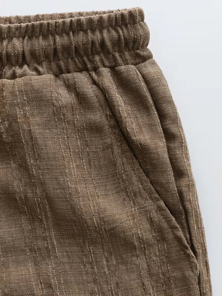Mannen zomerkleding set: stijlvolle shorts en V-hals shirt, comfortabel voor strand en vrije tijd.