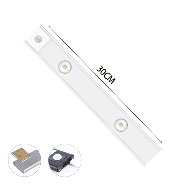 Draadloze LED wandlamp met bewegingssensor in een moderne gang, voor praktische en stijlvolle verlichting.