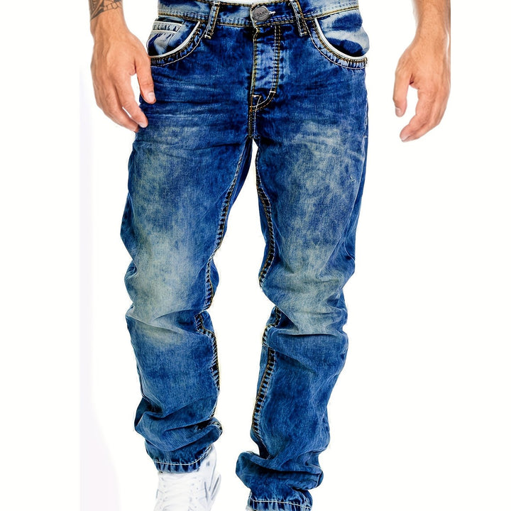 Man draagt stoere heren distressed punk jeans, slim fit. Combineert met streetwear outfit, casual mode.