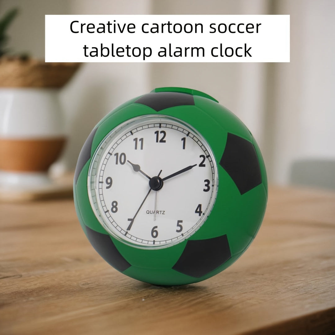 Decoratieve voetbal wekker; ideaal voor sportliefhebbers en als speels accent.