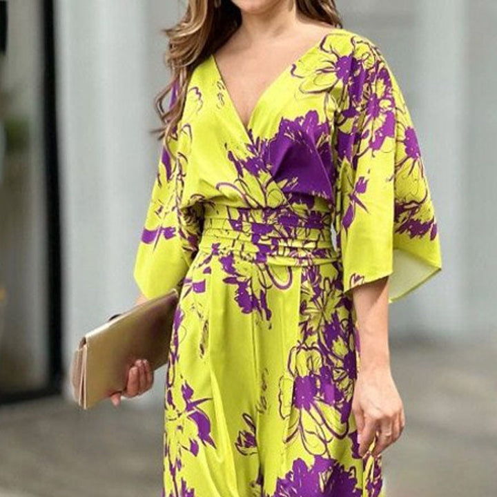 Veelzijdige dames jumpsuit: bloemenprint, hoge taille en wijde pijpen, geschikt voor feest of vrije tijd.