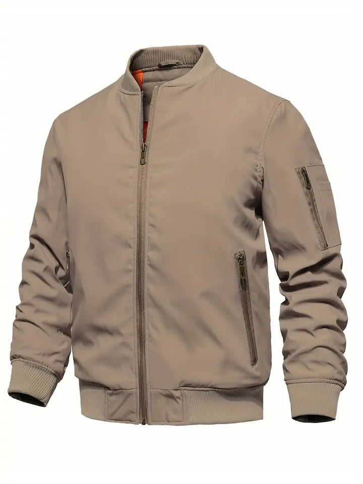 Lichtgrijze klassieke heren tussenjas, comfortabel en stijlvol. Ideale mannenmode bovenkleding.