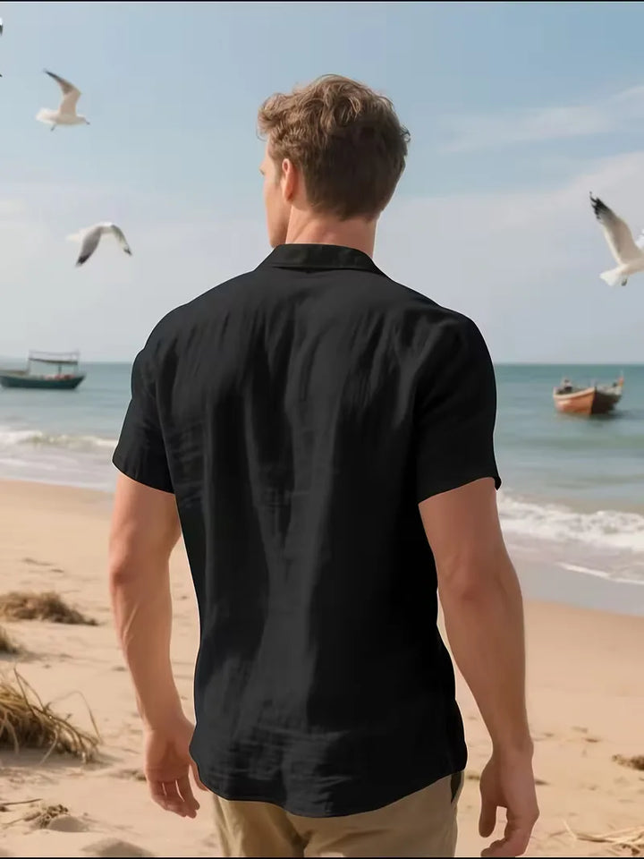 Herenmode zomer: linnen overhemd korte mouw, ademend, met borstzak detail.