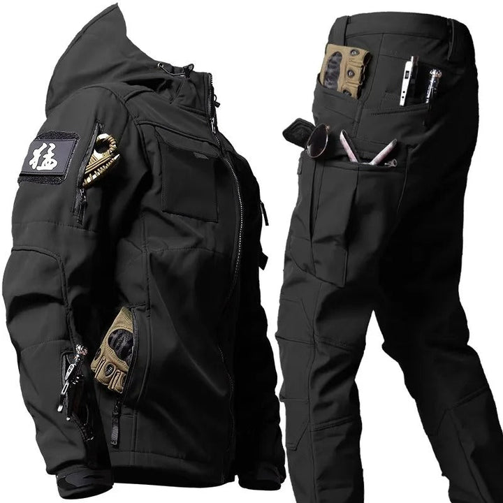 Zwart waterdicht outdoor pak voor heren; complete set regen- en wandelkleding. Perfect voor kamperen en sport.