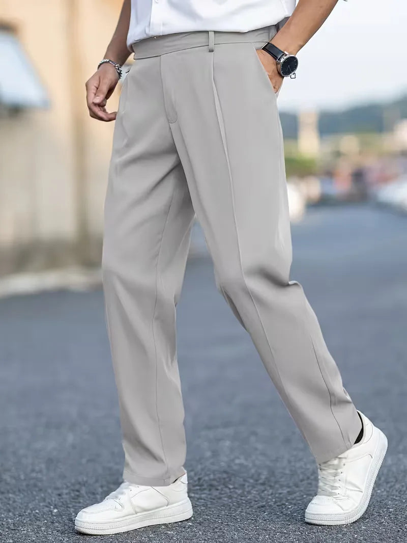Blauwe heren straight leg broek, smart casual, cropped, frisse zomerse uitstraling.