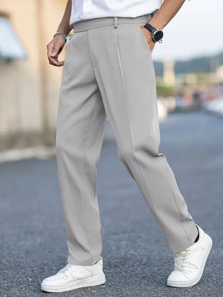 Blauwe heren straight leg broek, smart casual, cropped, frisse zomerse uitstraling.