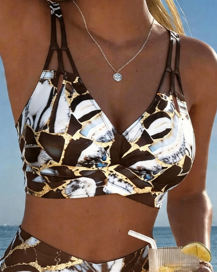 Rode modieuze bikini dames, hoge taille, flatterend silhouet, perfecte strandkleding.