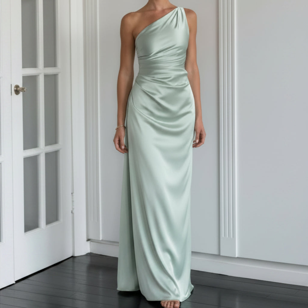 Stijlvolle éénschouder avondjurk in satijn met een elegante open rug en een verleidelijke split, voor dames.