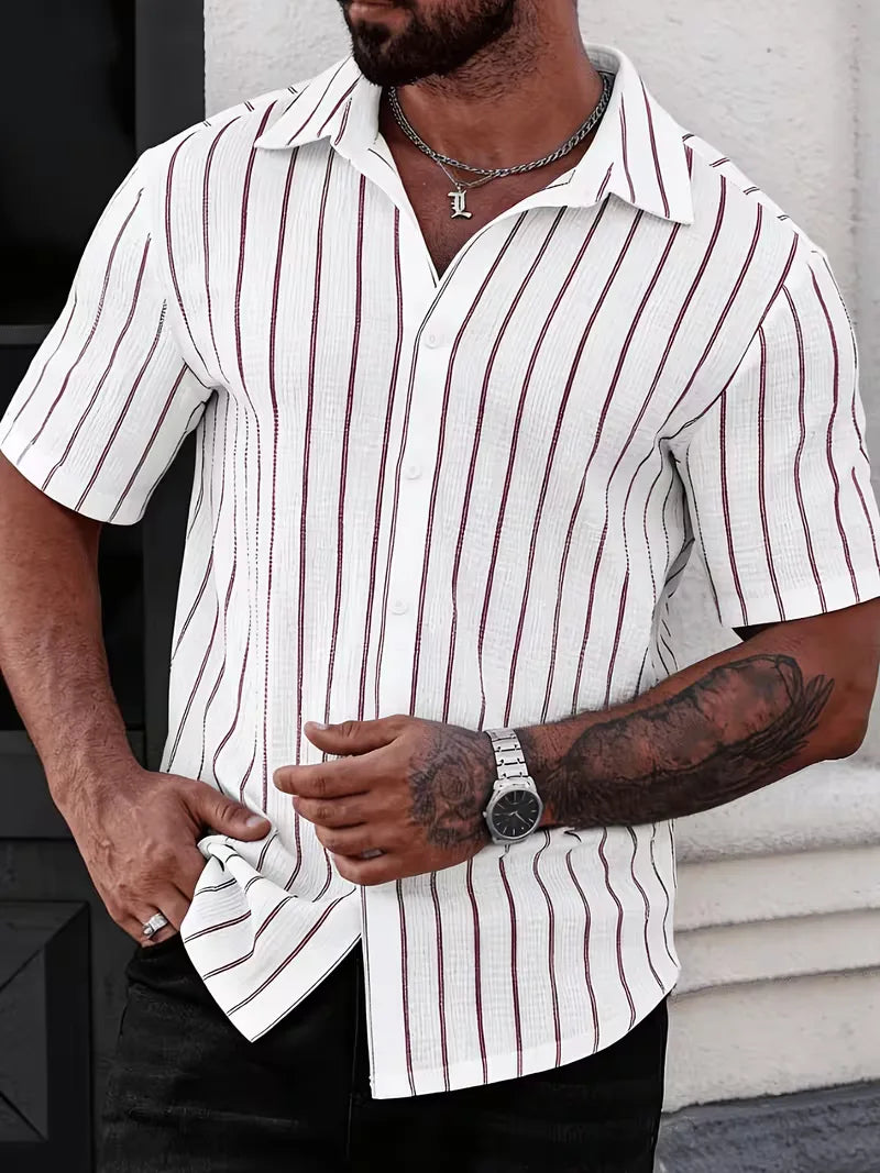 Heren shirt met korte mouw en verticale strepen, V-hals, ideaal voor een relaxte zomerse look.