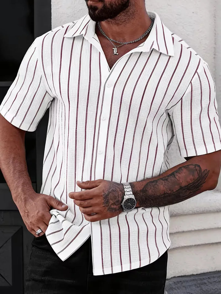 Heren shirt met korte mouw en verticale strepen, V-hals, ideaal voor een relaxte zomerse look.