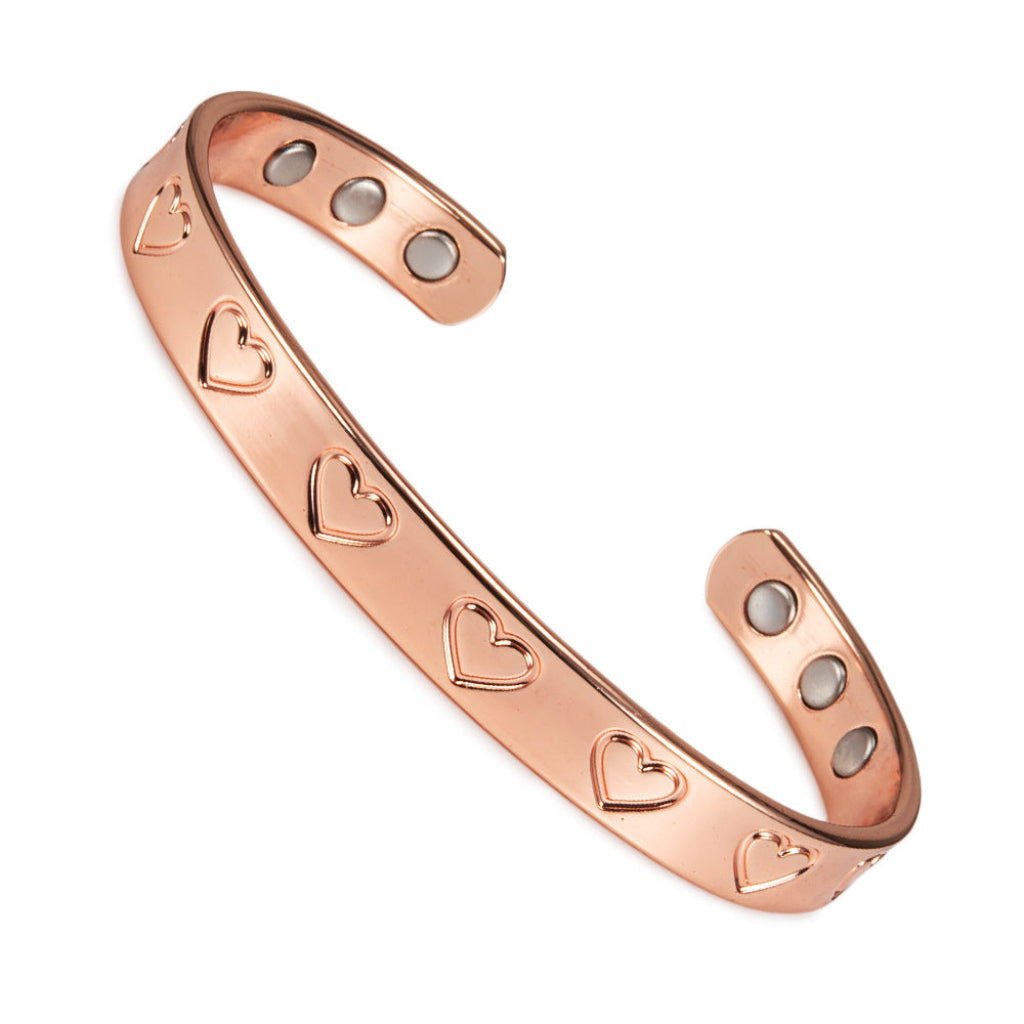 Verfijnde verstelbare koperen damesarmband met elegant hartmotief. Een modieus en tijdloos sieraad accessoire.