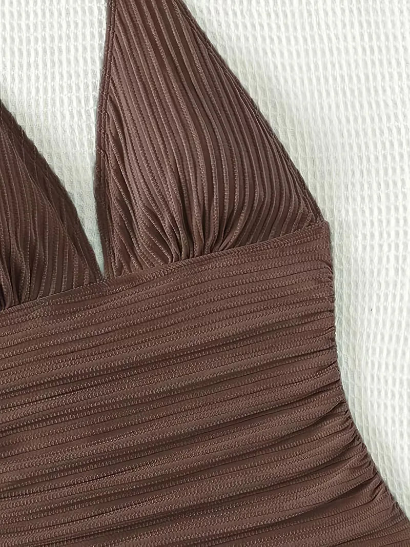 Donkerbruin corrigerend halter badpak voor dames, elegante zwemkleding met V-hals voor een flatterende zomer.