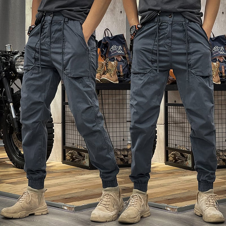 Grijze heren stretch cargobroek. Functionele broek met zakken voor dagelijks comfort, outdoor en reizen.