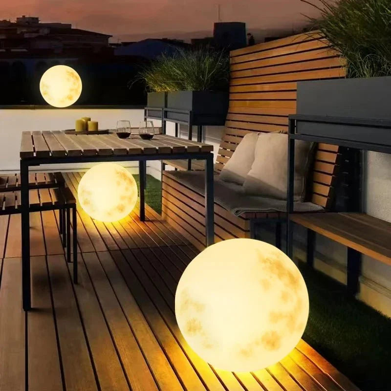 Sfeervolle LunaGlow maanlicht led tuinlamp, usb-oplaadbaar en weerbestendig. Perfecte tuindecoratie voor buitenruimte.