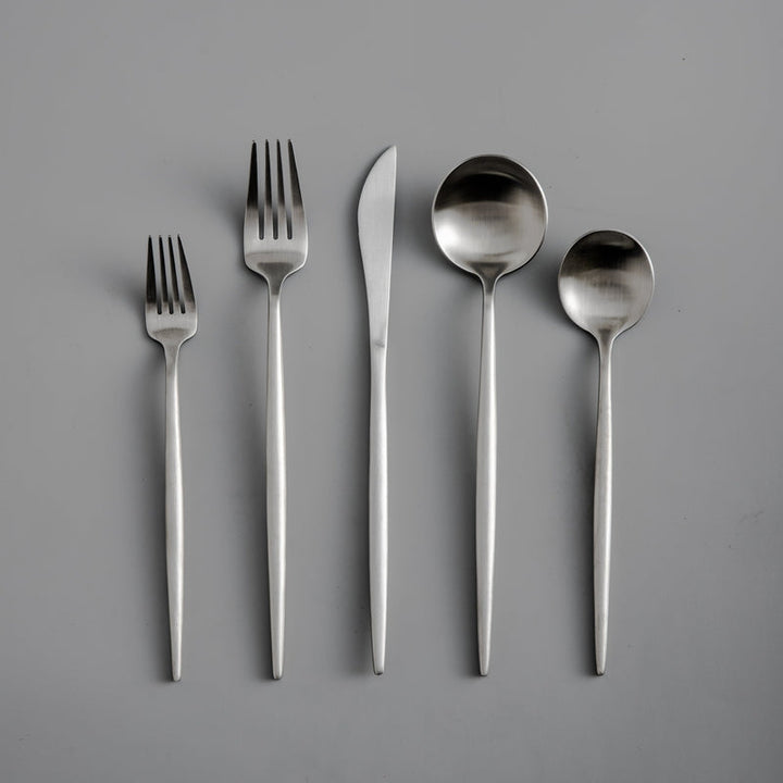 Zwarte roestvrijstalen bestekset, 24-delig, elegant en strak design, ideaal voor de moderne keuken.