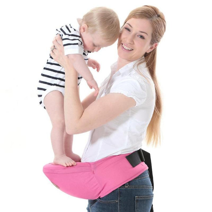 Ouder draagt baby comfortabel in grijze ergonomische heupdrager, ideaal voor dagelijks gebruik.