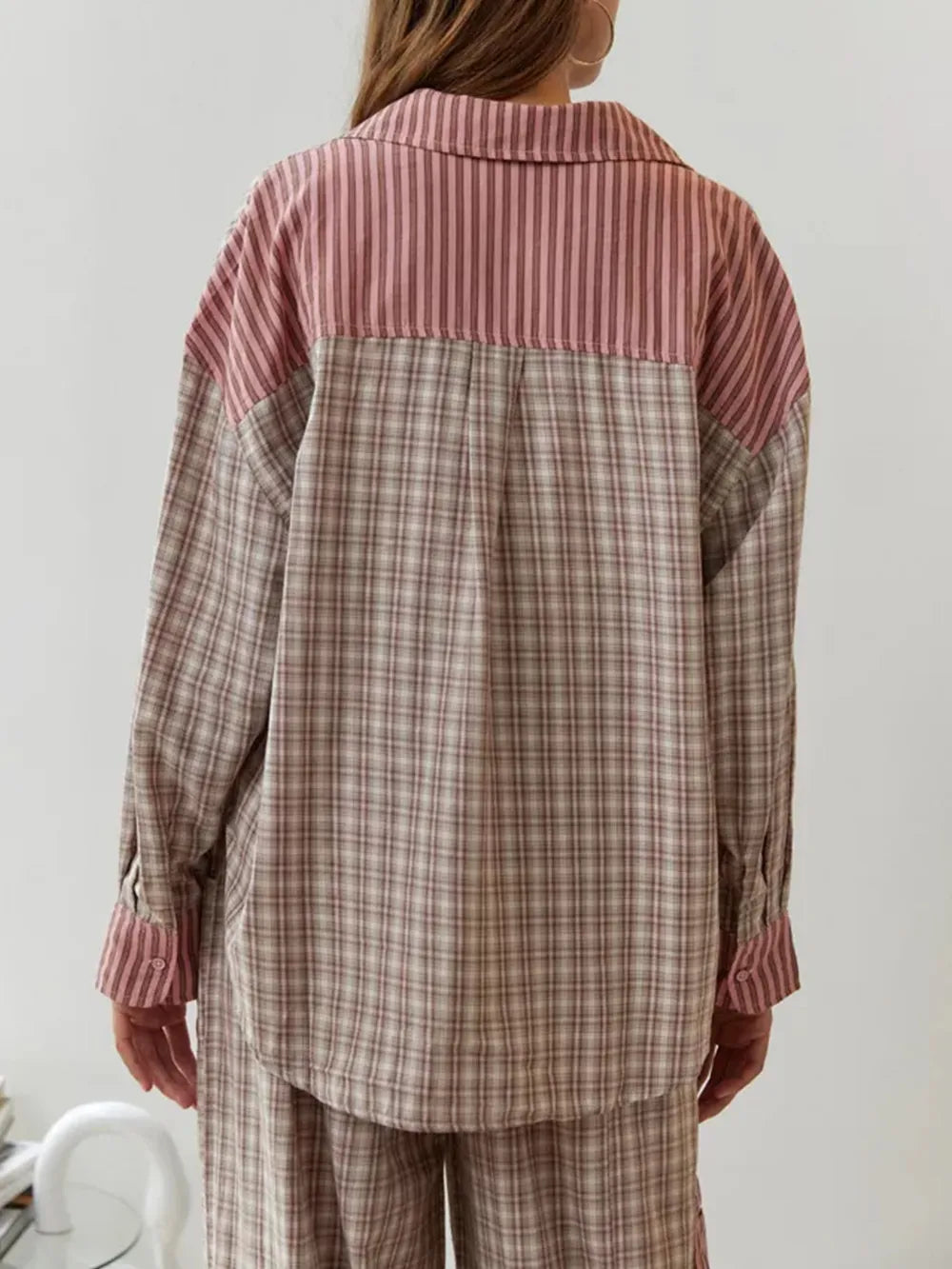 Detail van de superzachte fleece stof van de warme dames pyjama, comfortabel voor winterse ontspanning thuis.