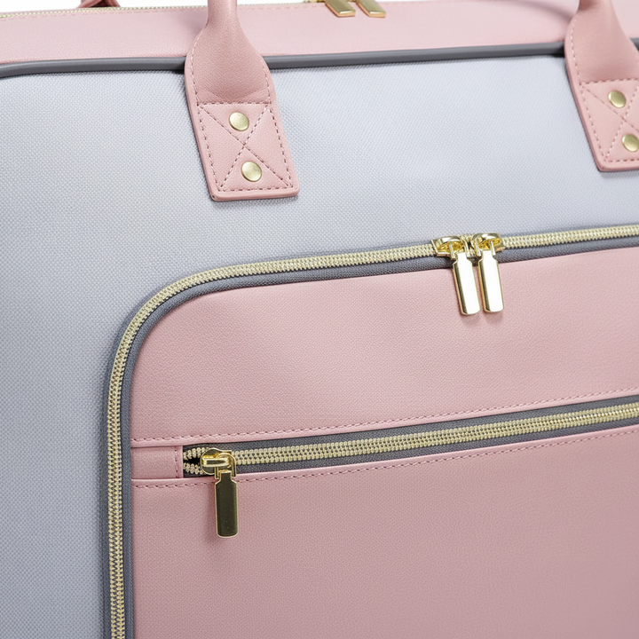 Overzicht van de 4-delige reisset: ruime reistas, handige toilettas, beschermende schoenentas en kleding organizer.