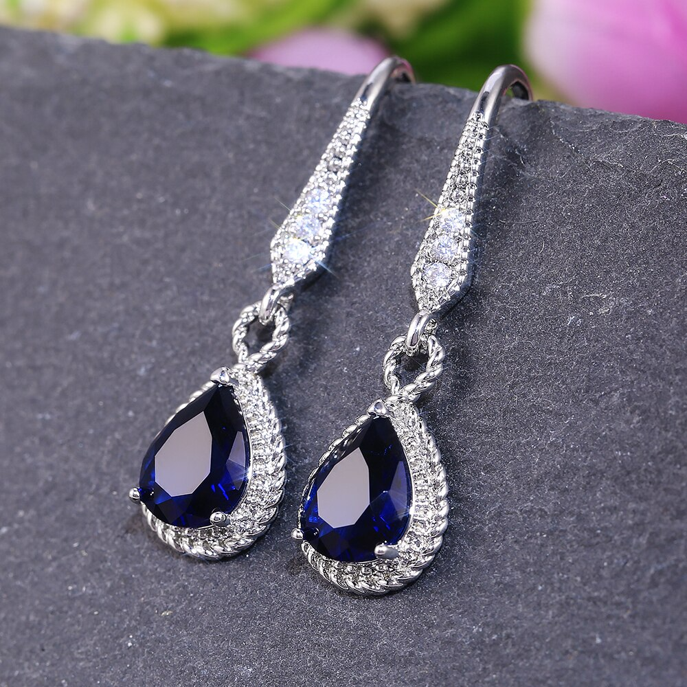 Feestelijke zilverkleurige oorbellen met blauwe zirkoon, ideaal als bruiloft sieraden of elegante accessoire.