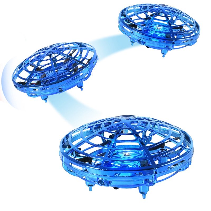 Kind speelt met interactief handbestuurd vliegend UFO speelgoed, stimuleert actief spelen.