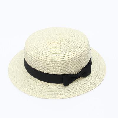 Stijlvolle beige dames zomerhoed. Comfortabele strohoed voor zonbescherming, ideaal voor elke outfit.