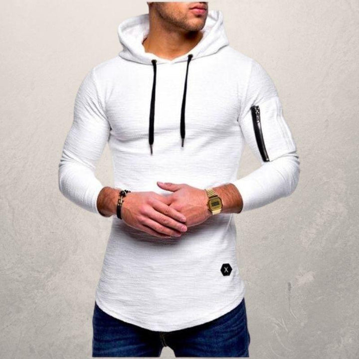 Man draagt een casual rode slim fit heren hoodie. Moderne LiamsShirt capuchontrui voor dagelijks gebruik.