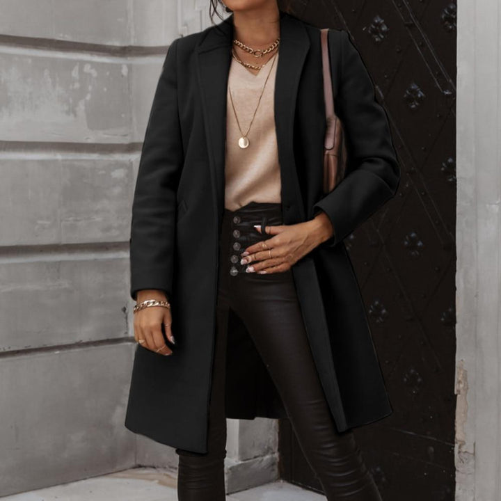 Dames winterjas: elegante lange jas van puur kasjmier. Comfortabele en modieuze dameskleding.
