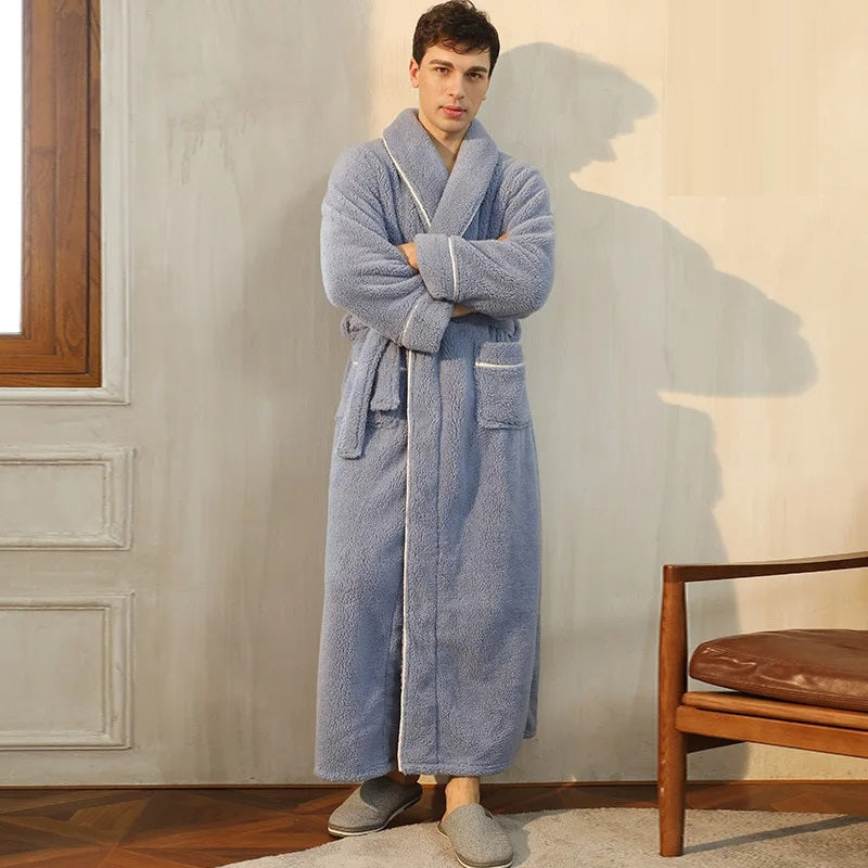 Zachte heren badjas, pluizig en warm. Deze comfortabele fleece ochtendjas met omslagkraag is perfect voor de winter.