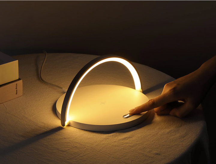 Efficiënte draadloze oplader met ingebouwde LED verlichting, dimbaar en perfect als nachtlamp of bureaulamp.
