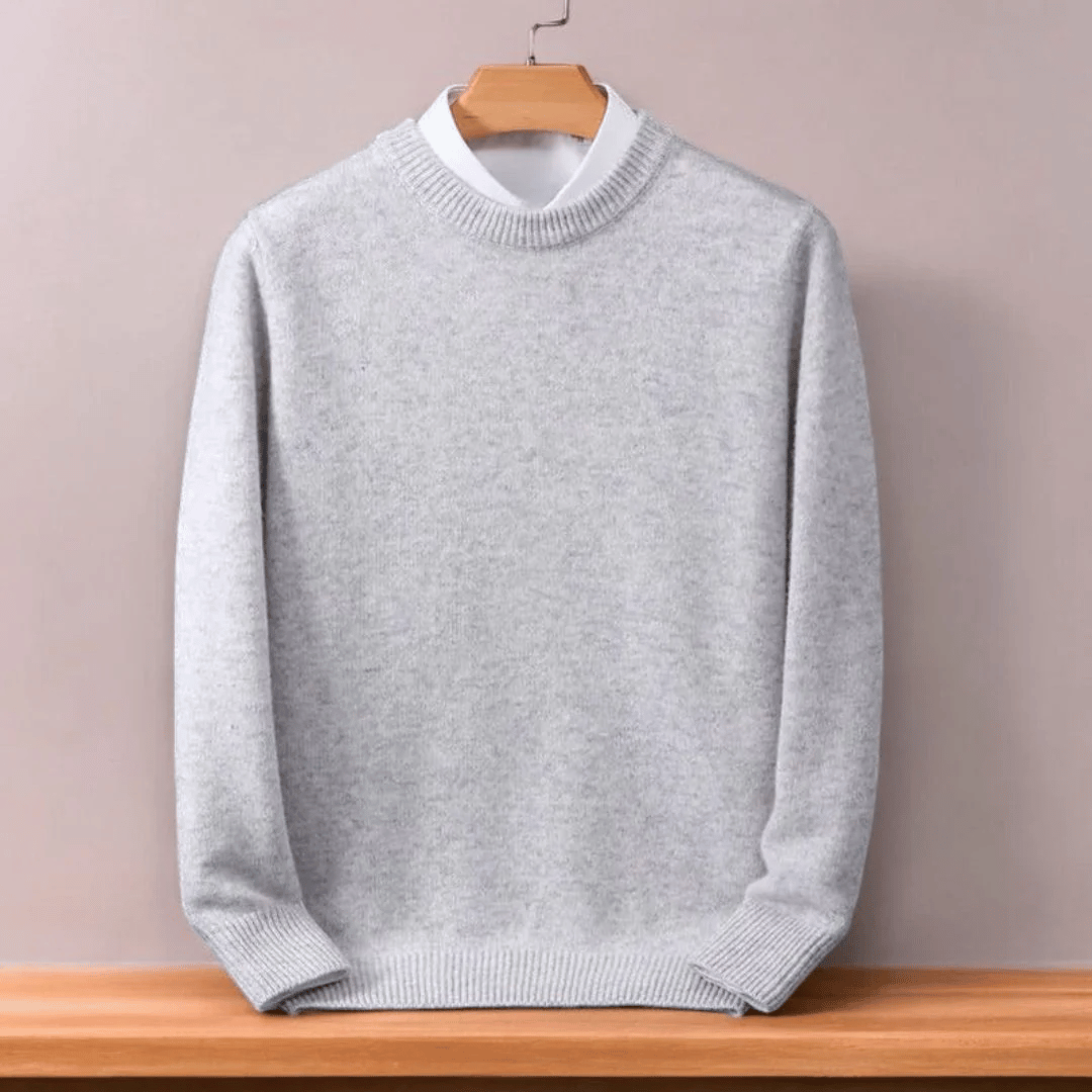 Detailopname van de luxe textuur van een oversized heren kasjmiertrui met ronde hals, zacht en warm.