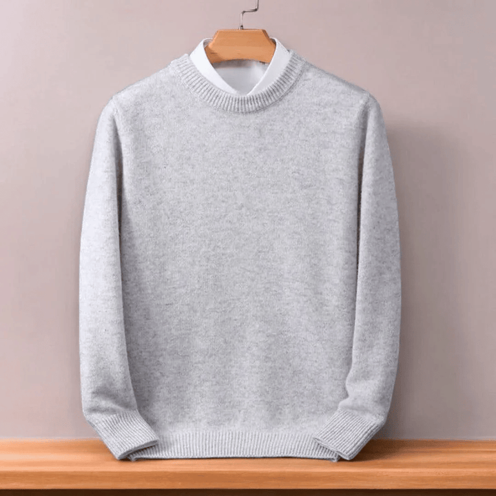 Detailopname van de luxe textuur van een oversized heren kasjmiertrui met ronde hals, zacht en warm.