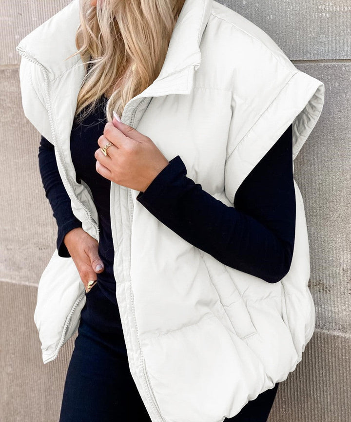 Veelzijdige dames oversized bodywarmer. Perfect als warm laagje, comfortabel puffer vest; trendy wintermode voor vrouwen.