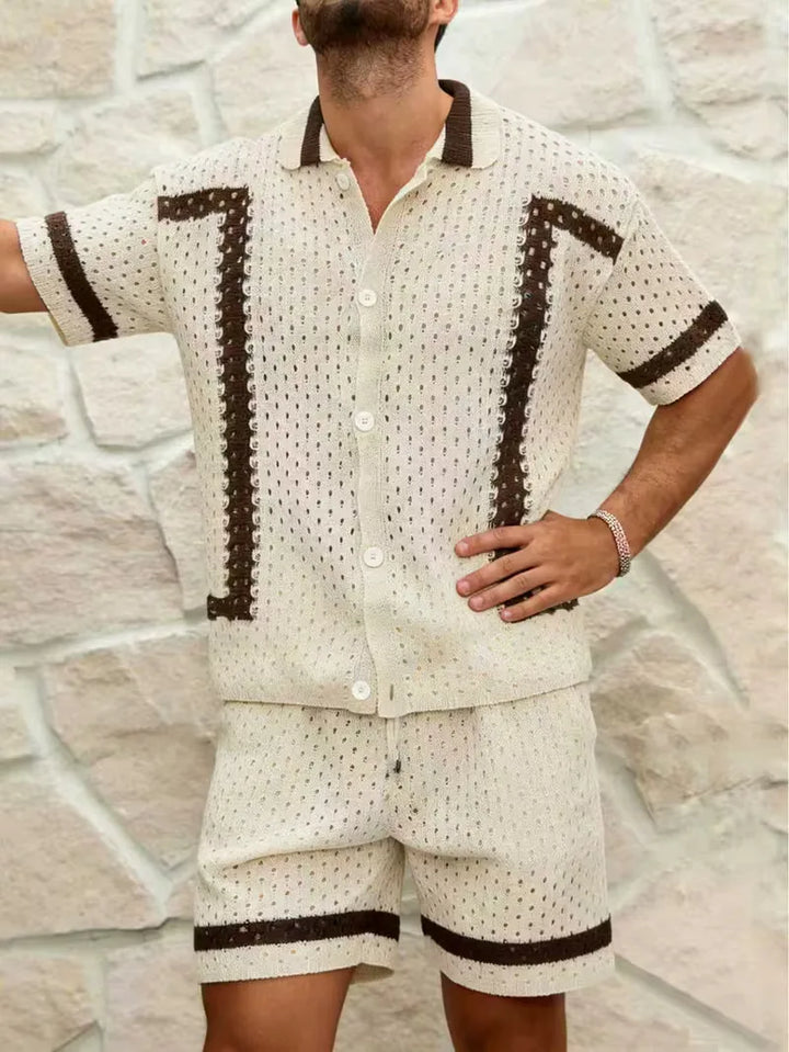 Beige gebreide heren zomer kledingset met shorts en bijpassend shirt. Stijlvol voor casual dagen.