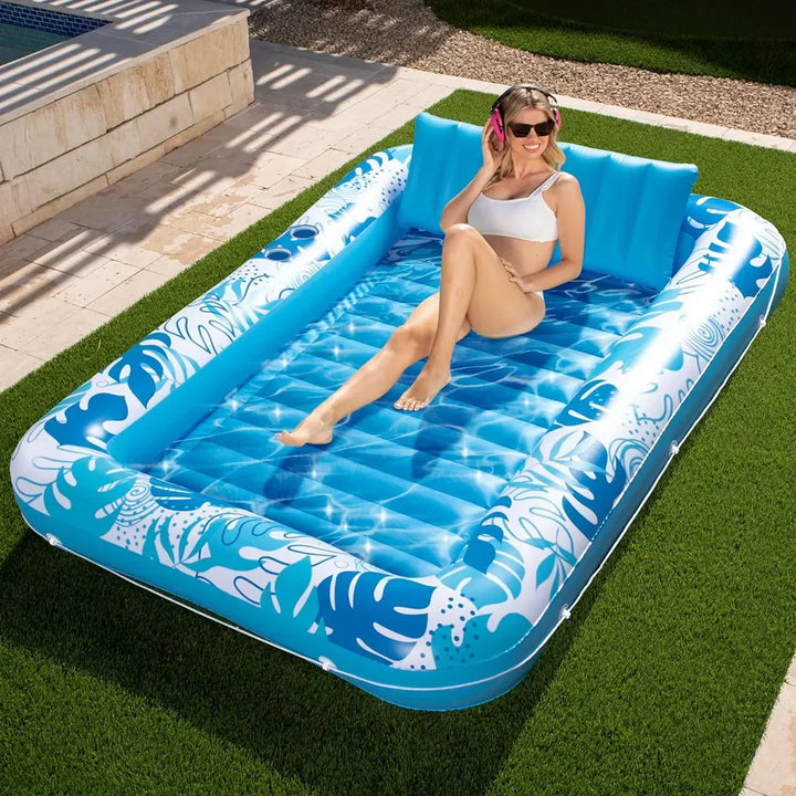 Zomers opblaasbaar zwembad met ruimte om te zonnebaden, ideaal voor ultieme ontspanning in de achtertuin.