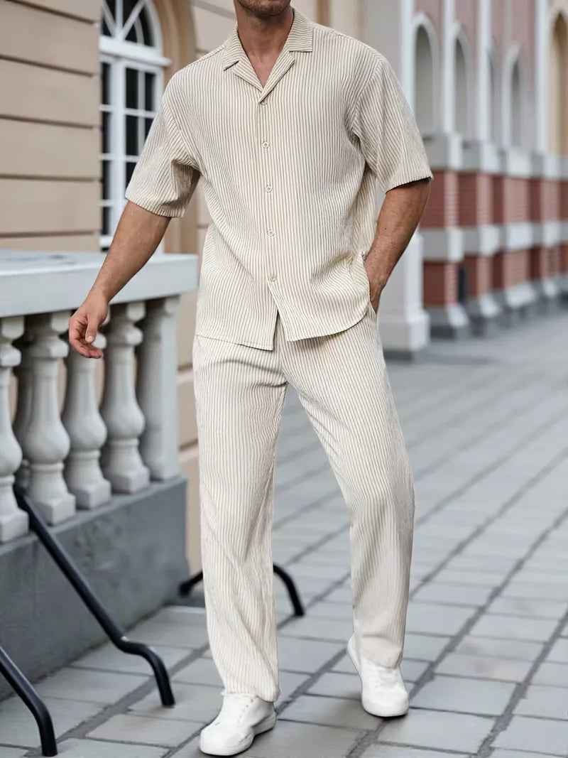 Stijlvolle heren zomeroutfit: beige V-hals shirt met korte mouwen en bijpassende lange broek, comfortabel casual.