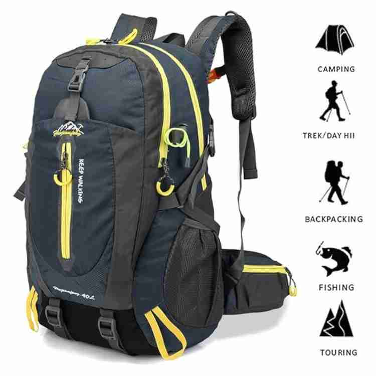 Reiziger draagt lichtgewicht 40L waterdichte rugzak tijdens een hike. Perfect voor lange trektochten.
