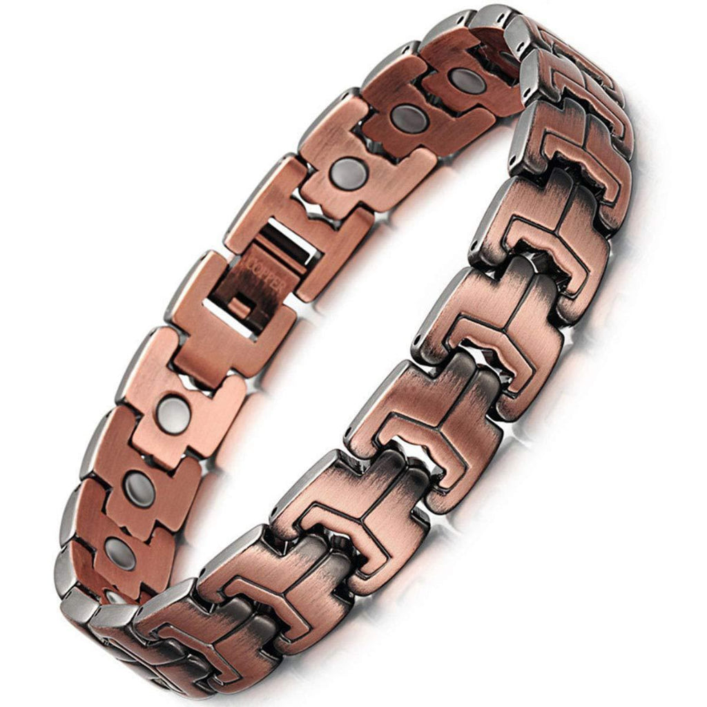 Damesaccessoire: een elegante messing armband stijlvol om de pols, met een chique vintage en retro design.