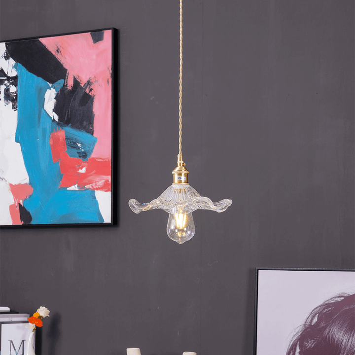 Elegante plafondlamp: hibiscus design, glas en messing. Dimbare verlichting voor een moderne sfeer.