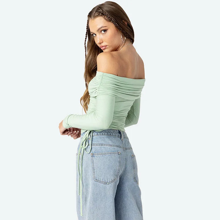 Stijlvolle dames off-shoulder top met lange mouwen en elegante pasvorm, ideaal voor een chique of casual gelegenheid.