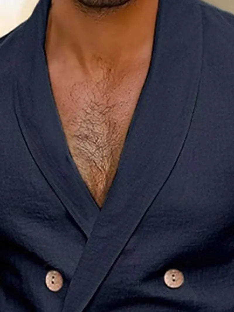 Ademende linnen herenblazer met slim fit pasvorm, lange mouwen en warme houten knopen, perfect voor zomermode.