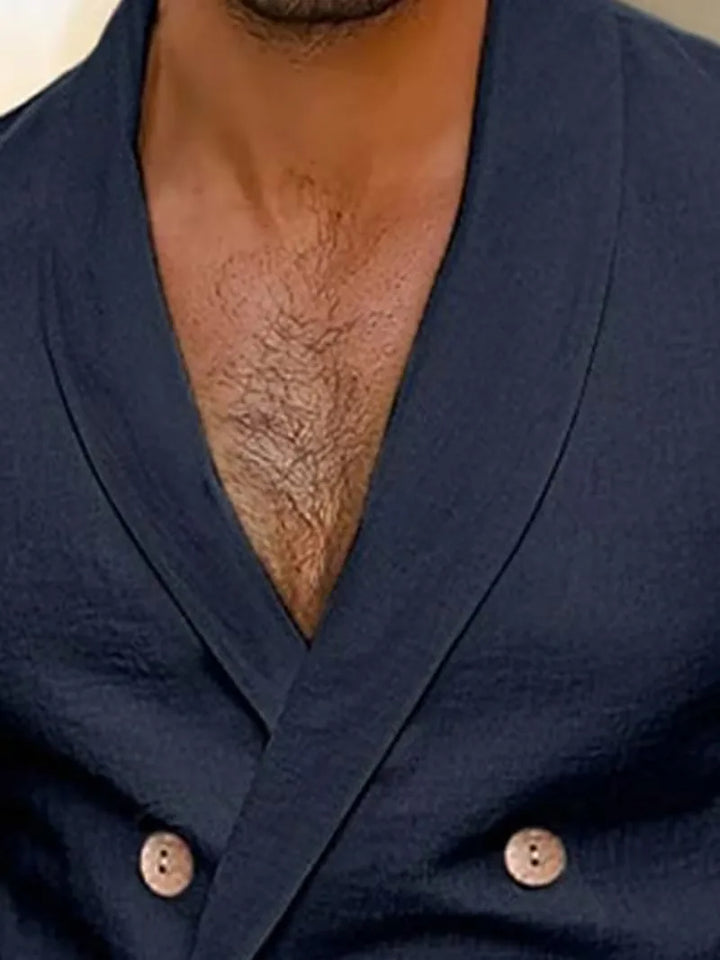 Ademende linnen herenblazer met slim fit pasvorm, lange mouwen en warme houten knopen, perfect voor zomermode.
