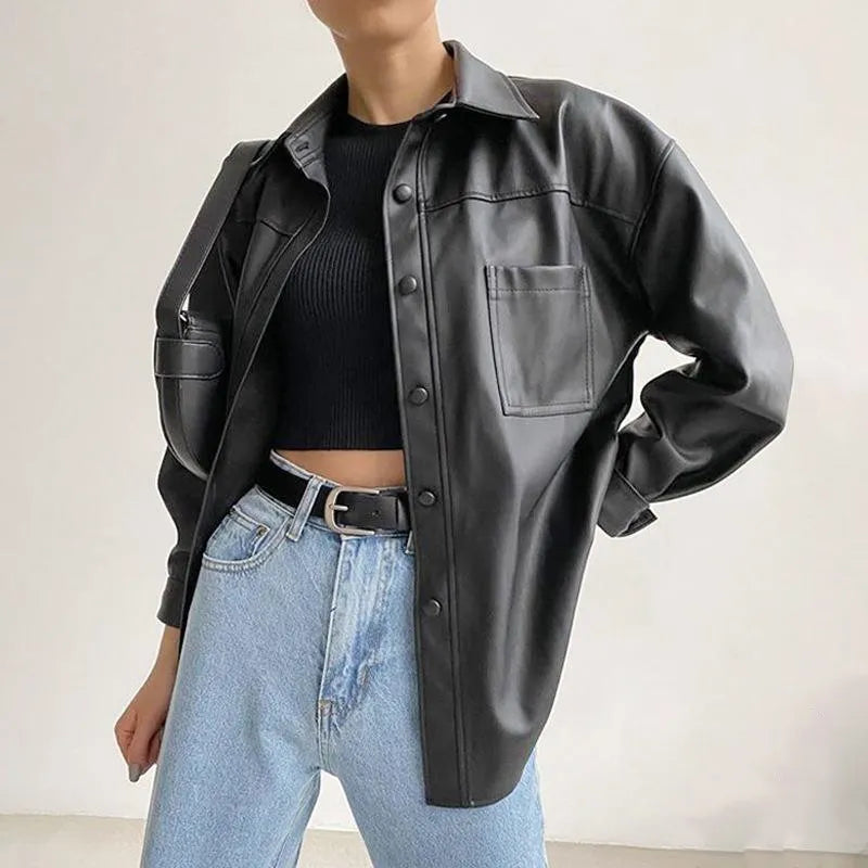 Stijlvol zwart damesjack; een elegant en modieus kledingstuk, perfect voor een chique of casual herfst outfit.