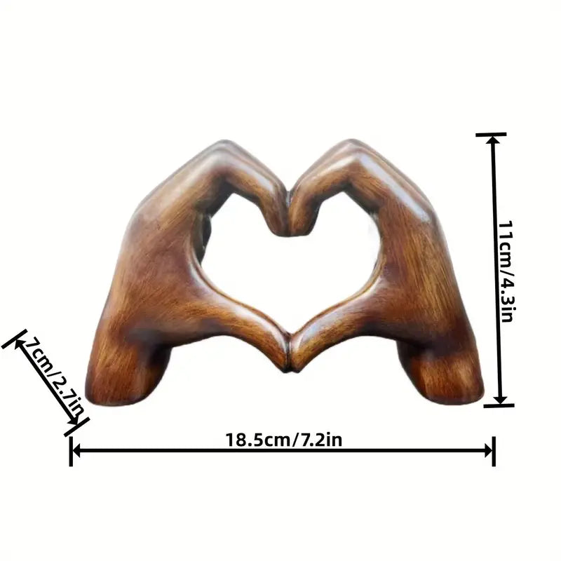 Gedetailleerd hartbeeld van hars met handen die liefde uitdrukken. Unieke en warme woondecoratie sculptuur.