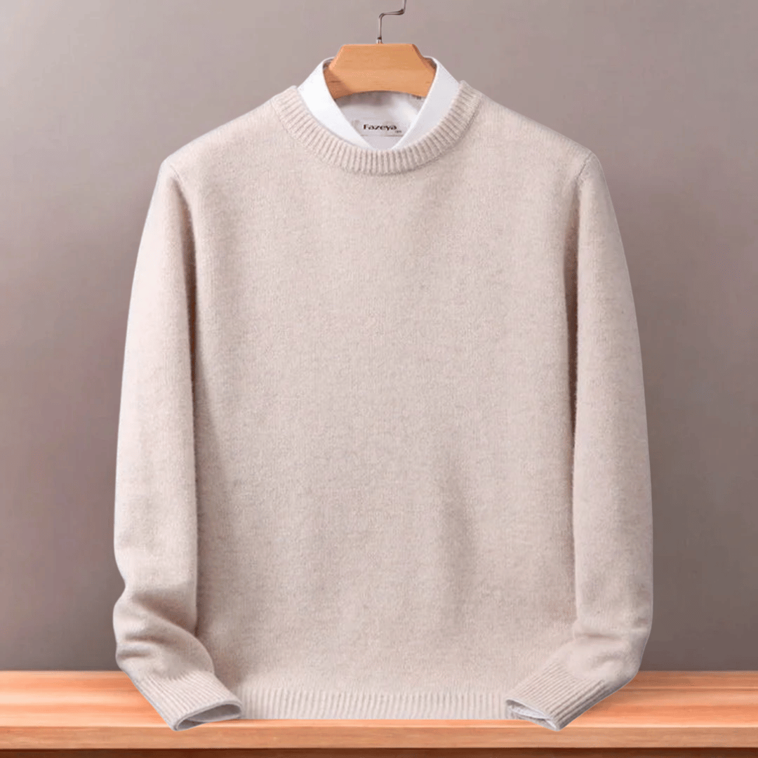 Man draagt een elegante oversized kasjmiertrui, comfortabele pullover met ronde hals, casual herenmode.